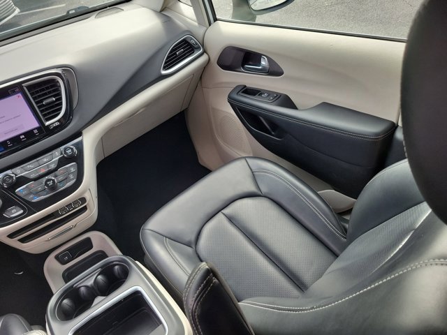 Used 2023 Chrysler Pacifica Touring-L image 4