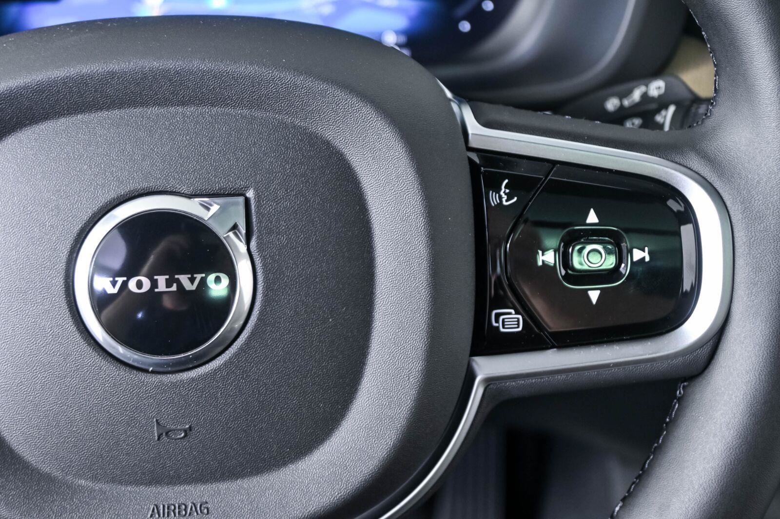 New 2026 Volvo XC60 T8 Plus w/ Protection Package Premier AWD/4WD image 11