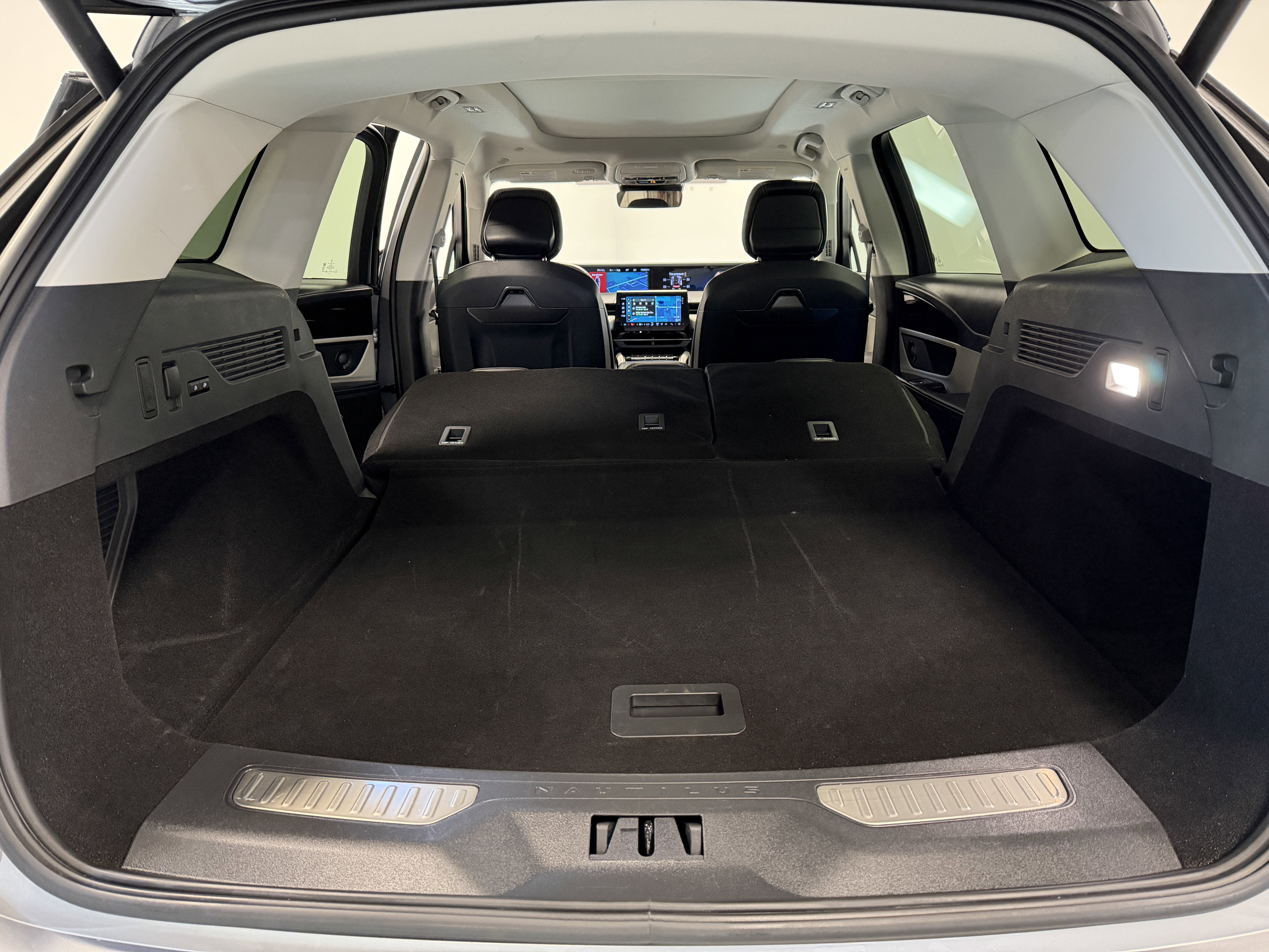 Used 2025 Lincoln Nautilus Reserve image 30