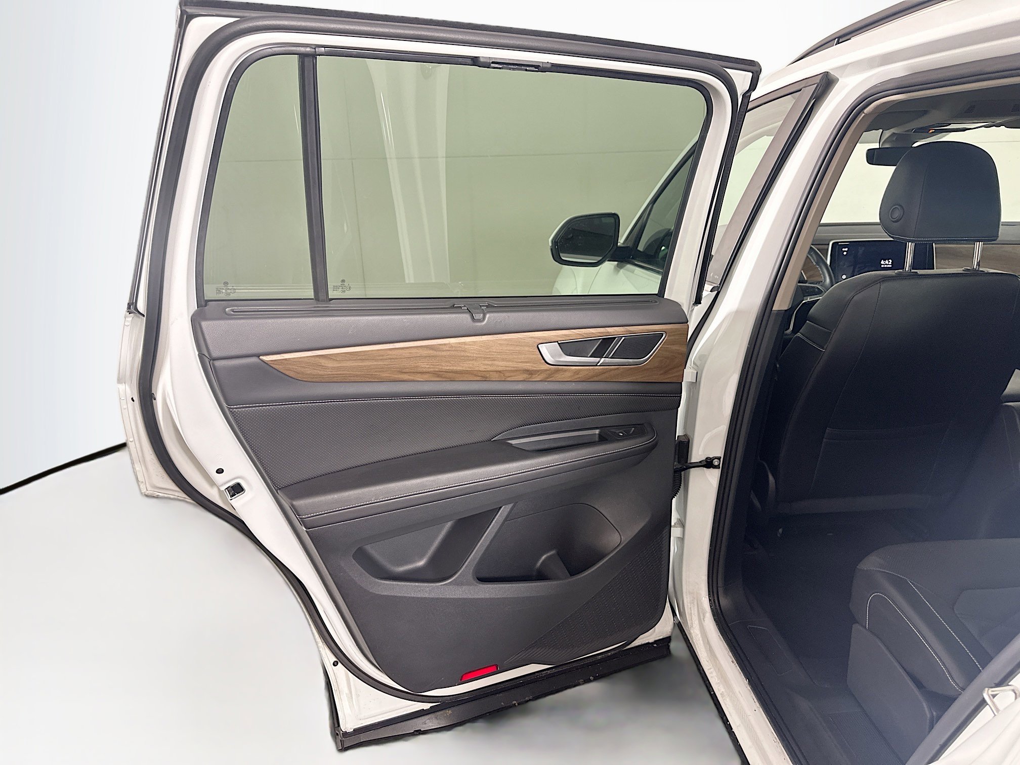Used 2025 Volkswagen Atlas SE image 25