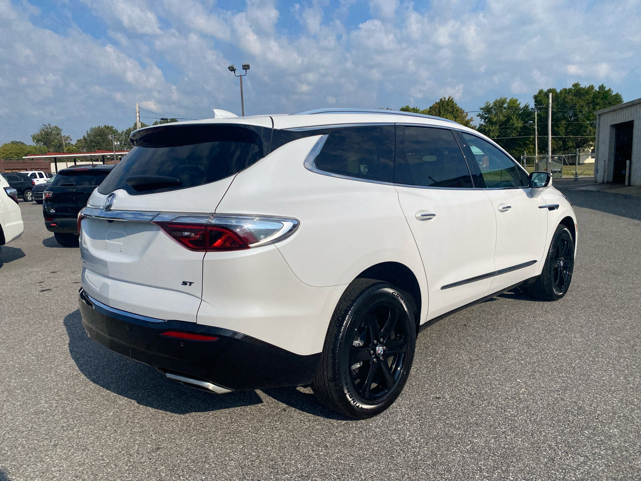 Used 2024 Buick Enclave Essence w/ Sport Touring Edition FWD image 5