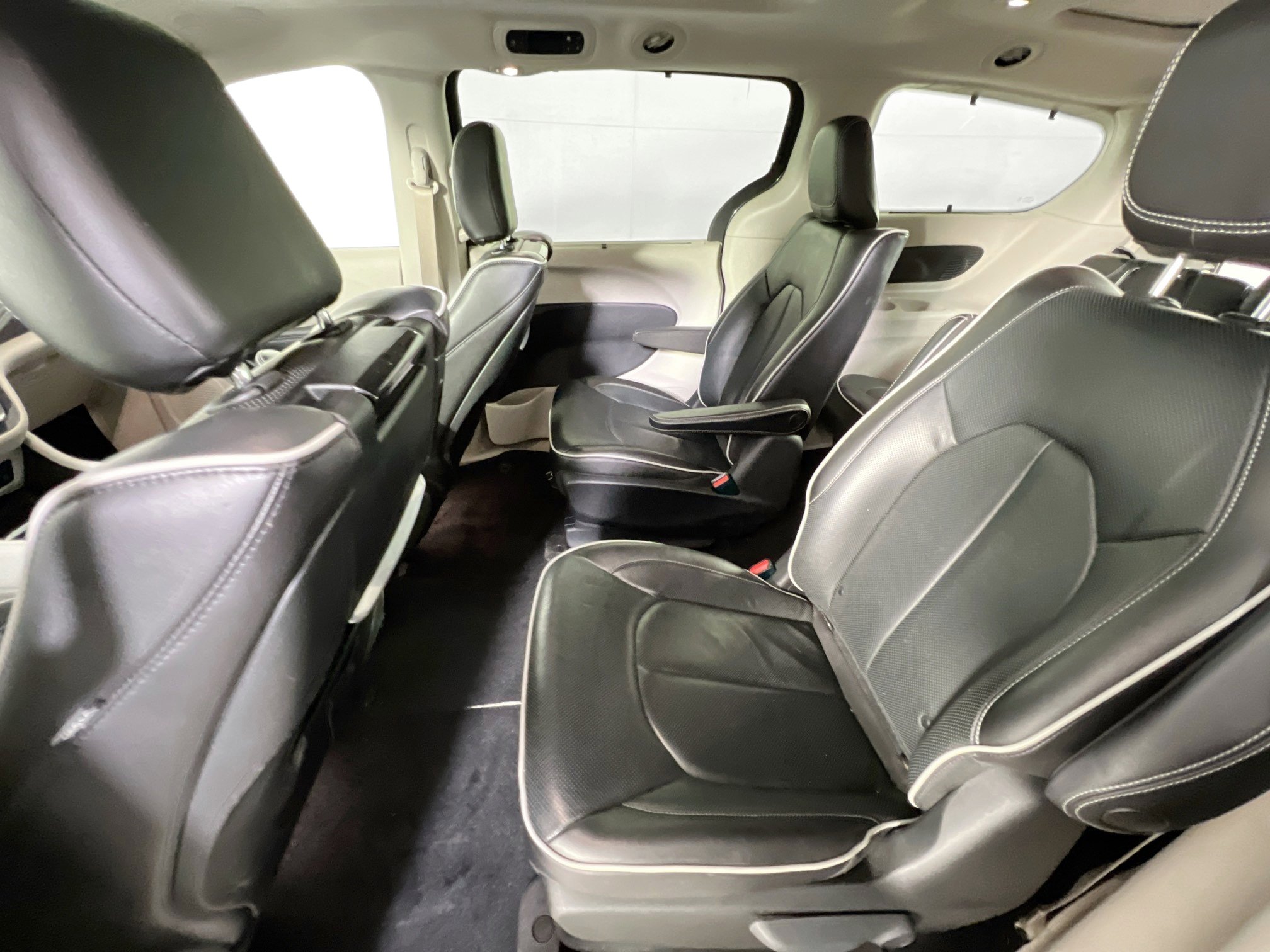 Used 2021 Chrysler Pacifica Limited w/ Uconnect Theater Family Group image 25