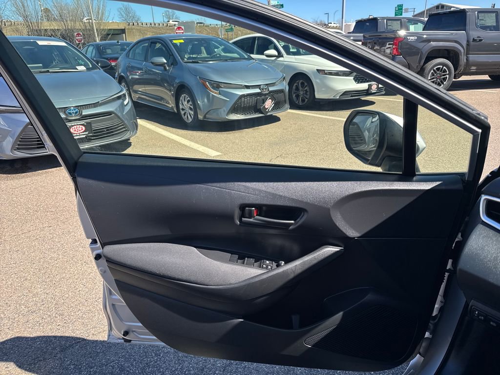 Used 2025 Toyota Corolla LE AWD/4WD image 32