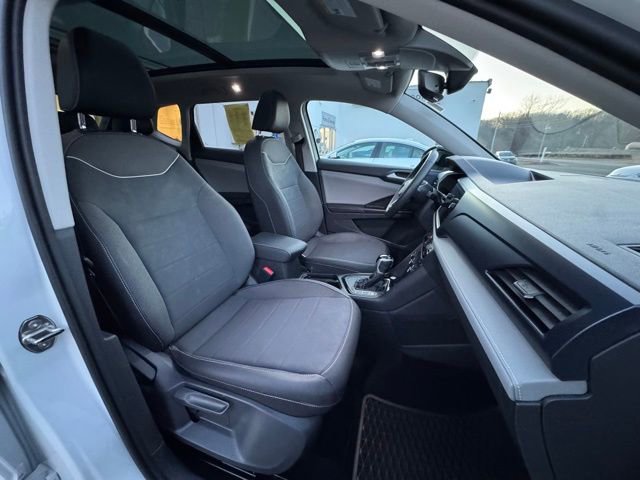 Certified 2024 Volkswagen Taos SE w/ Panoramic Sunroof Package image 25