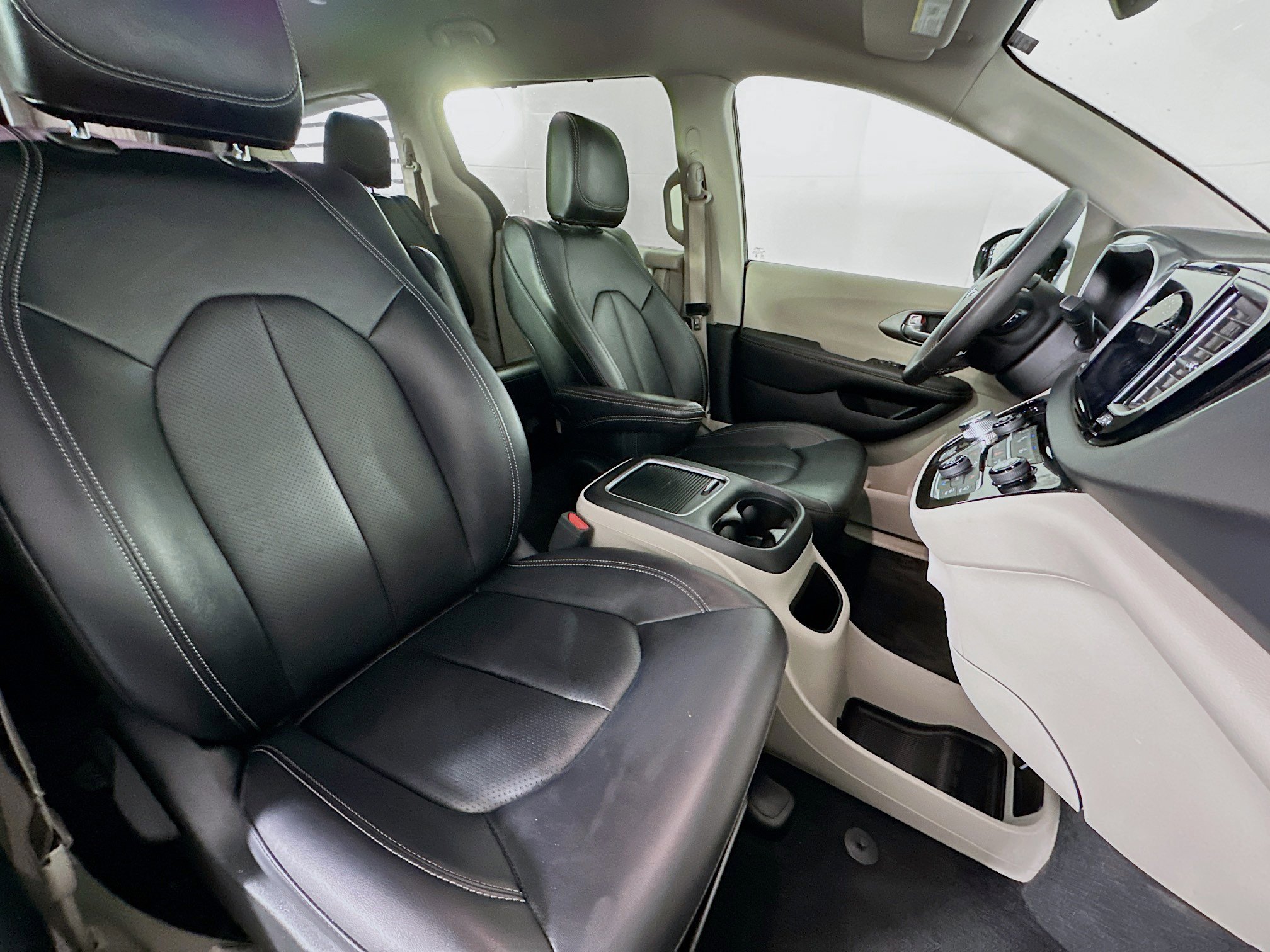 Used 2024 Chrysler Pacifica Touring-L image 32