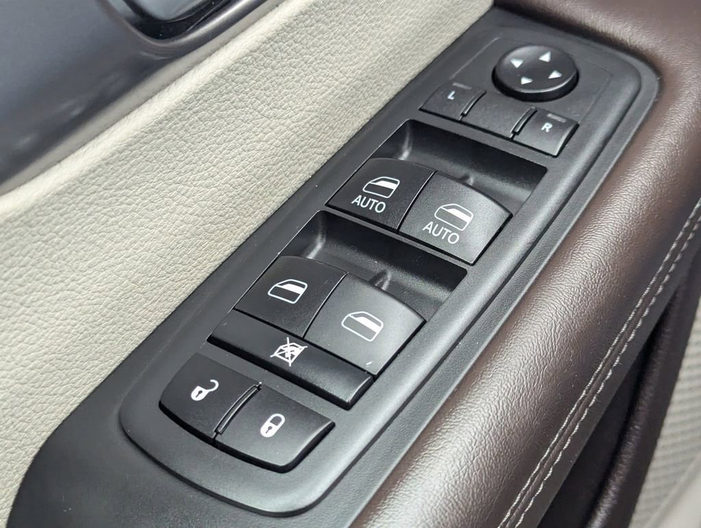 Used 2018 Chrysler Pacifica Touring-L image 18