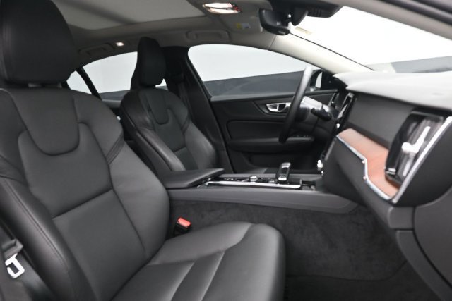 Used 2025 Volvo S60 B5 Plus FWD image 32