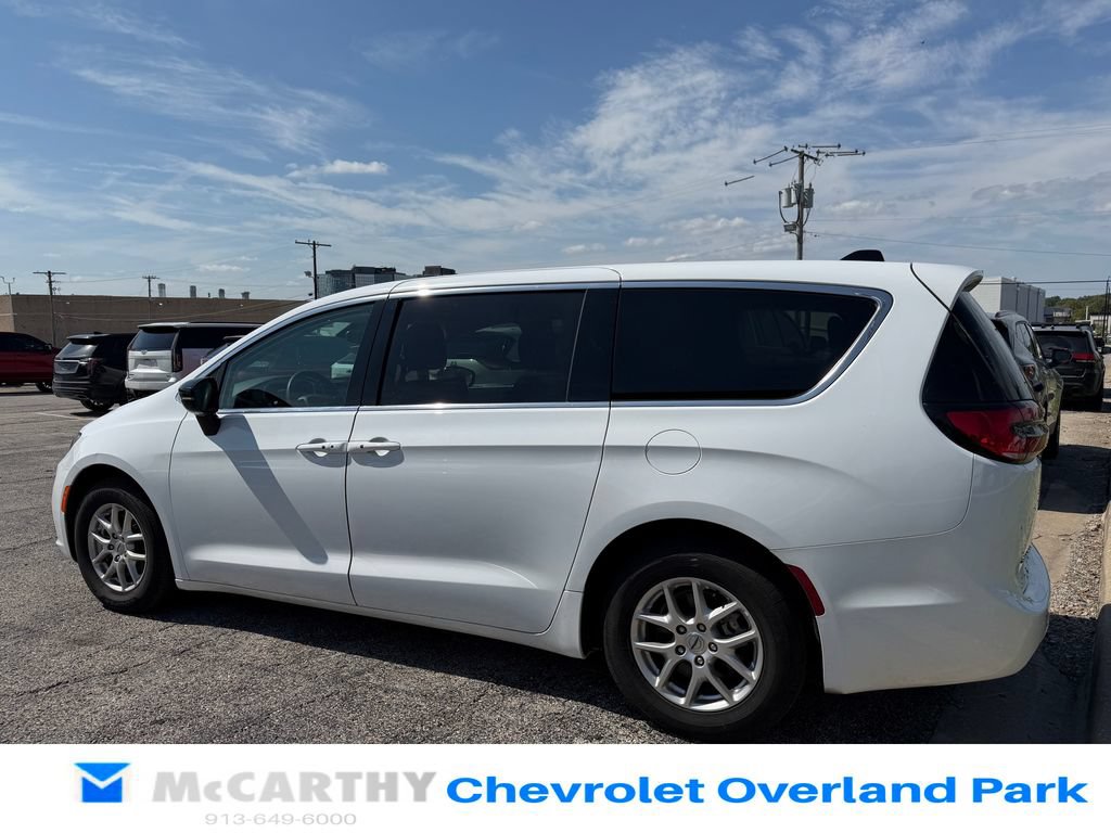 Used 2024 Chrysler Pacifica Touring-L FWD image 7
