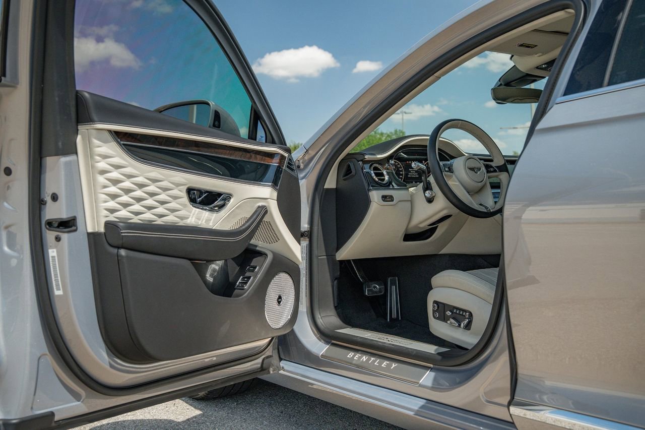 Used 2020 Bentley Flying Spur W12 image 14
