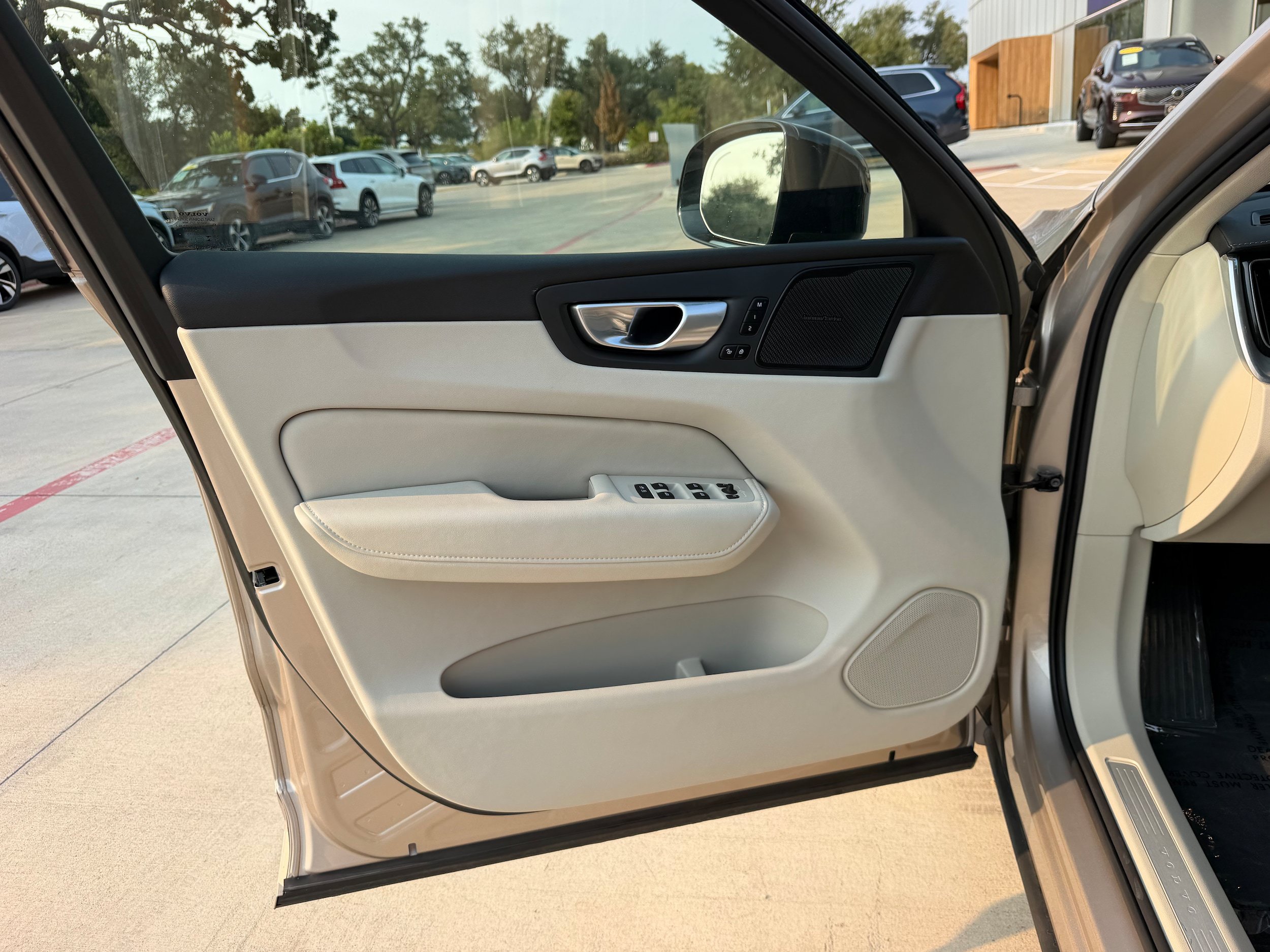 Certified 2024 Volvo XC60 B5 Ultimate AWD/4WD image 23