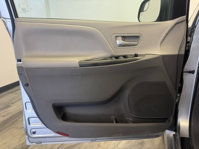 Used 2018 Toyota Sienna LE w/ Carpet Mat Package FWD image 33