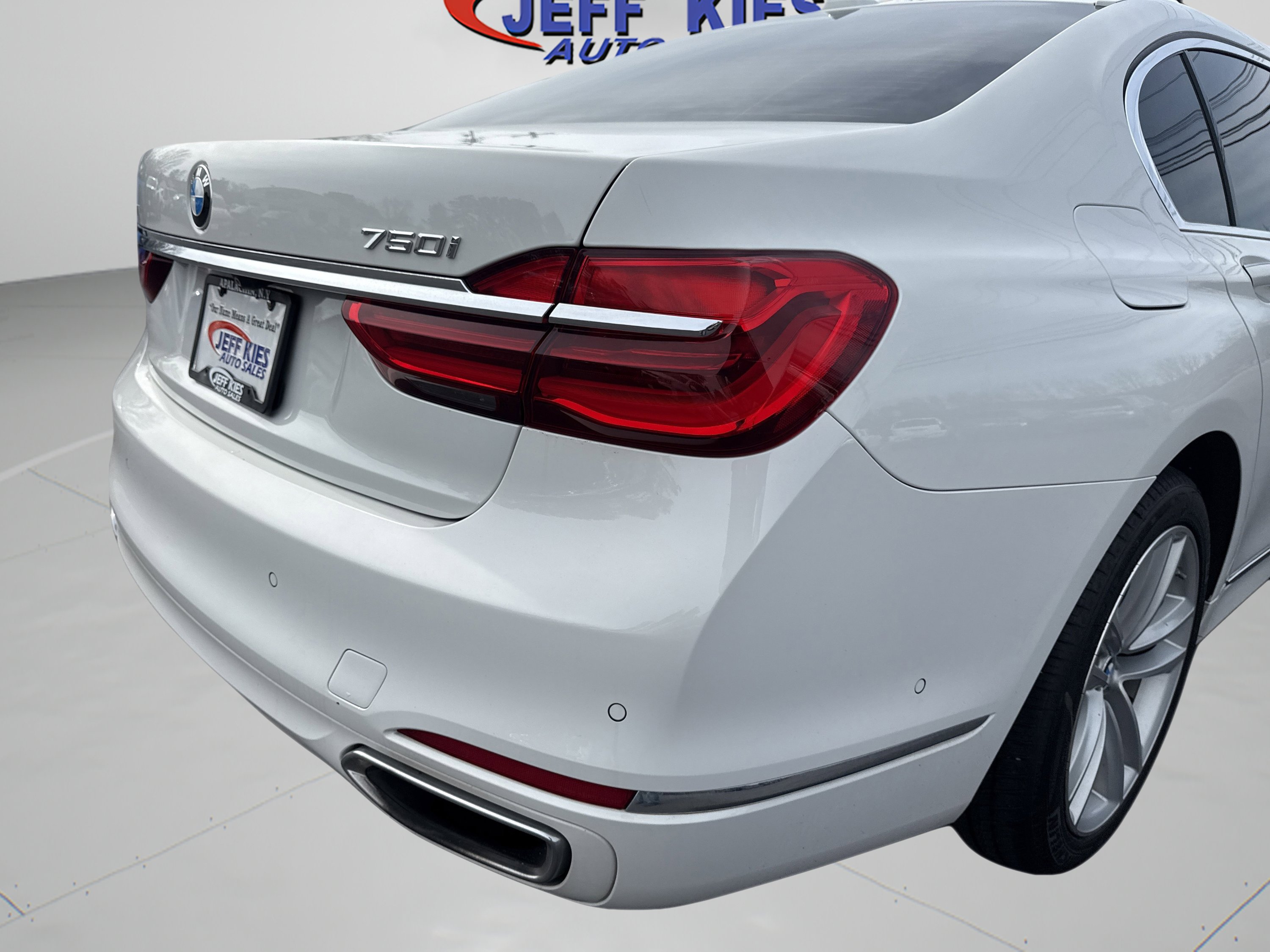 Used 2016 BMW 750i xDrive image 9