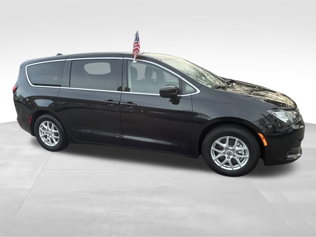 Used 2023 Chrysler Voyager LX image 26