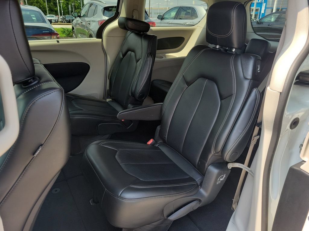 Used 2023 Chrysler Pacifica Touring-L FWD image 12