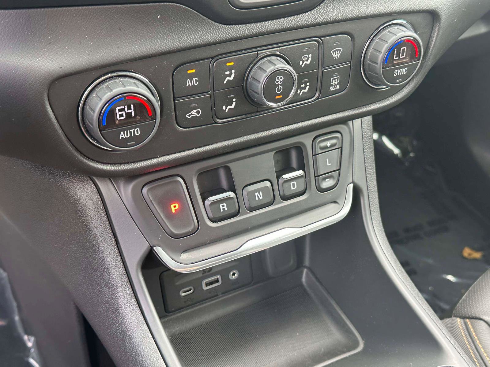 Used 2020 GMC Terrain SLT w/ Elevation Edition image 31