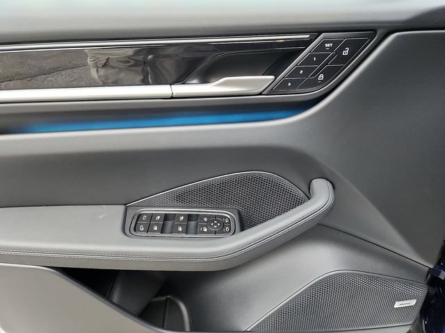 New 2025 Porsche Macan 4 Electric AWD/4WD image 15