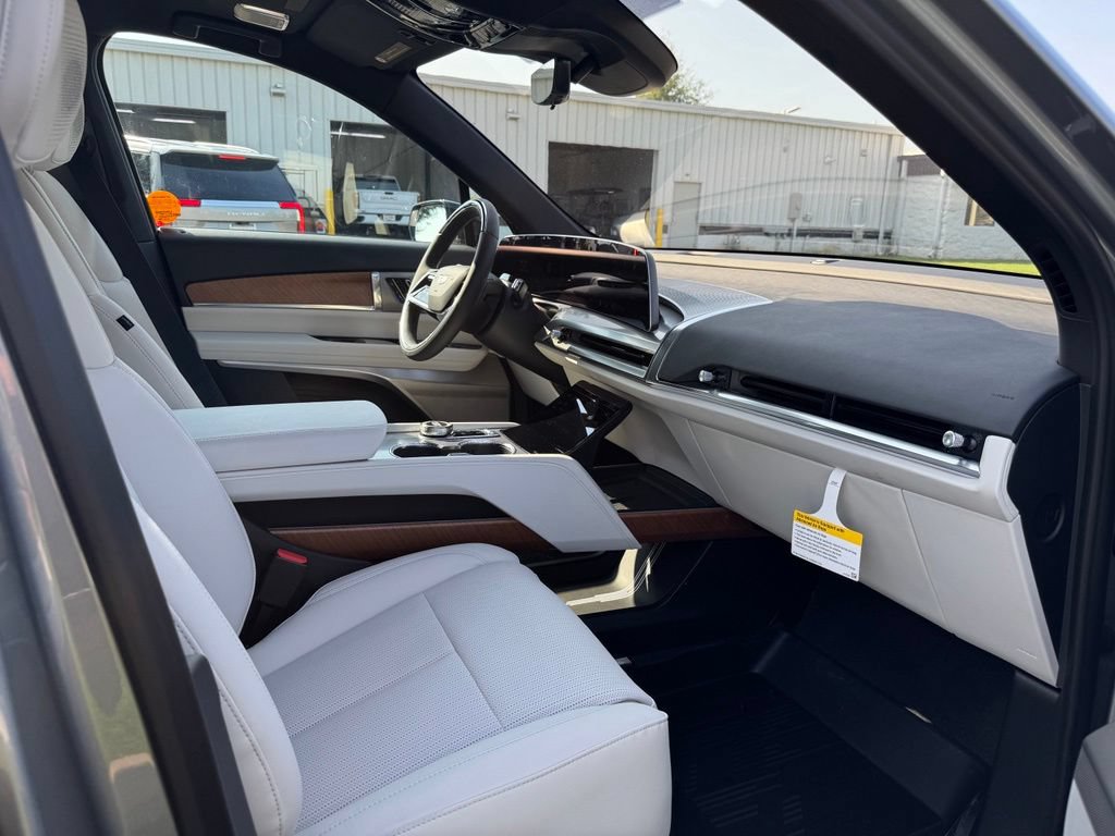 New 2027 Cadillac Vistiq Sport w/ LPO, Floor Liner Package AWD/4WD image 34