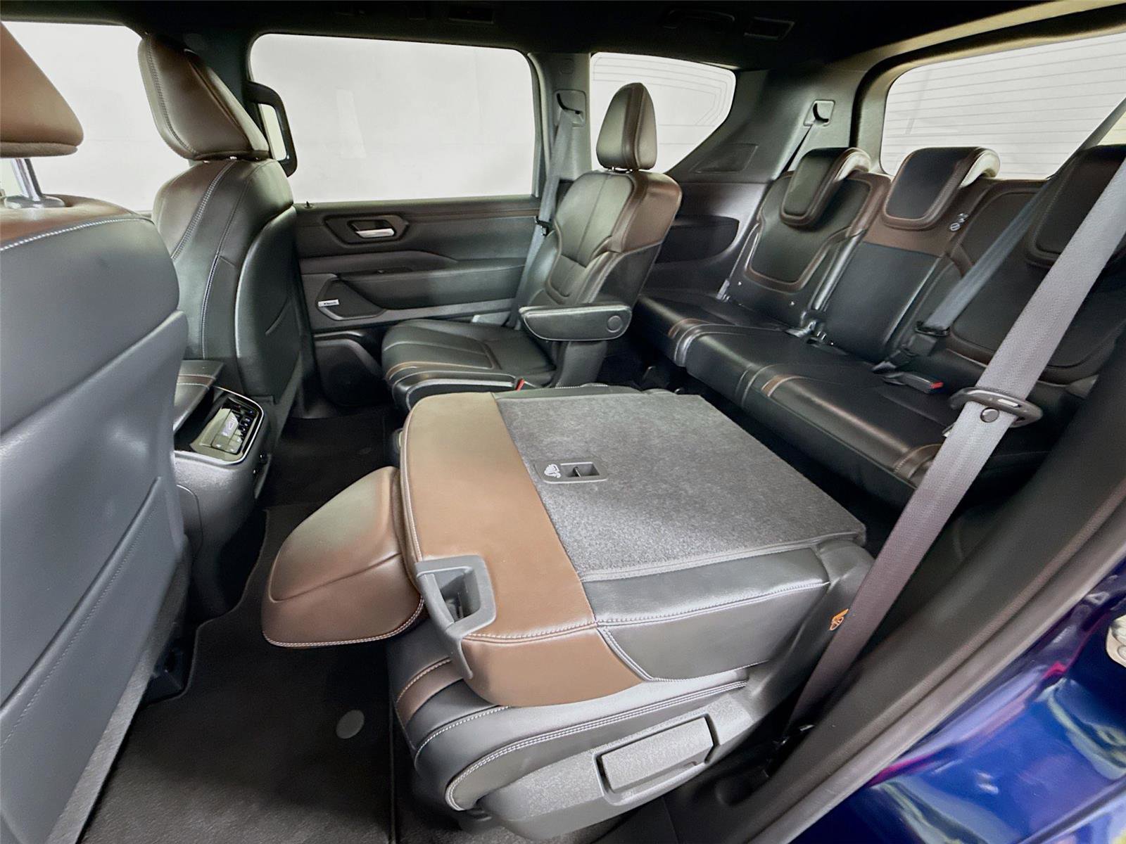 Used 2025 Nissan Armada SL w/ Captain's Chari Seat Package image 21