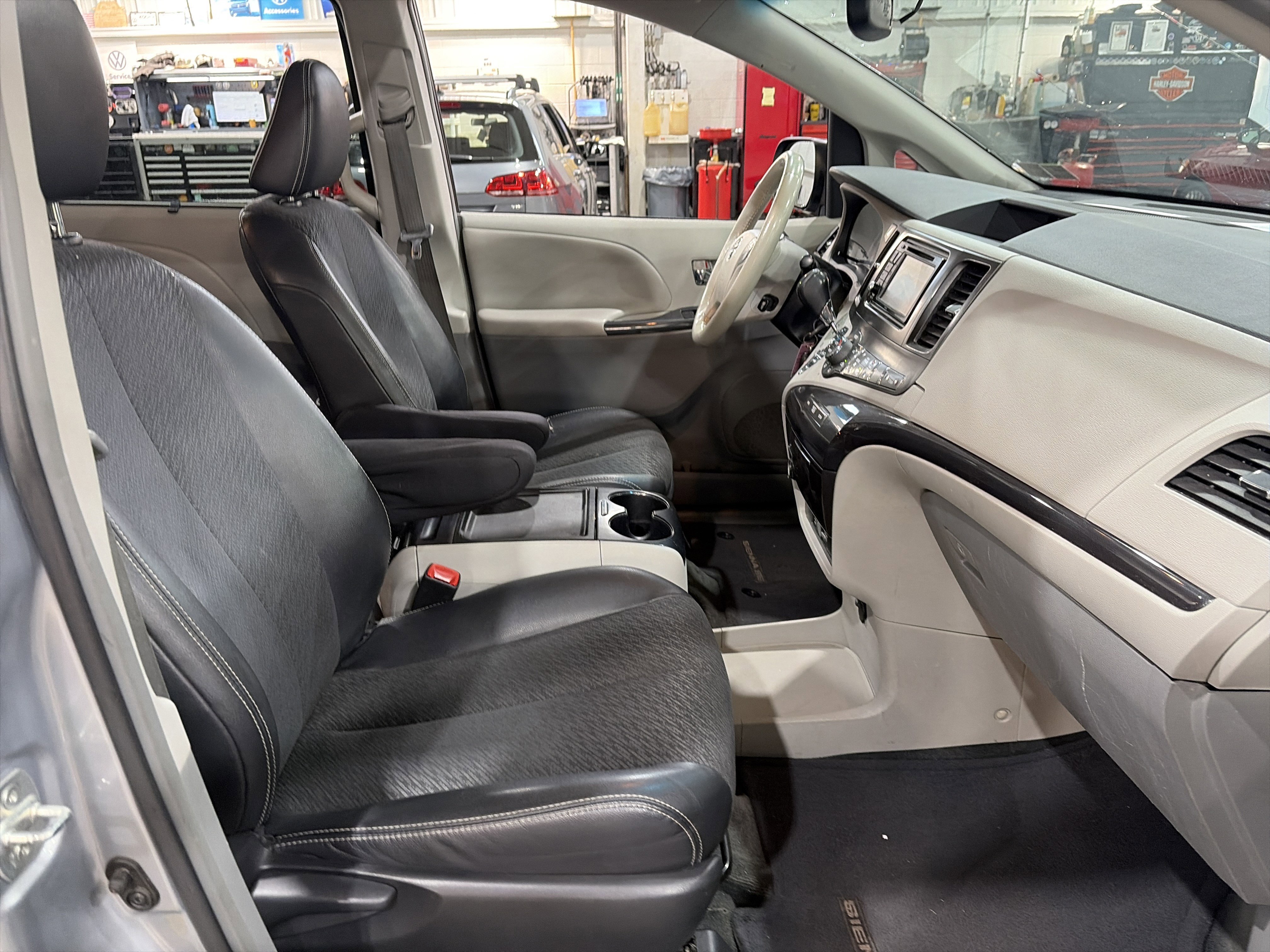 Used 2013 Toyota Sienna SE w/ Premium Pkg w/Entune FWD image 38