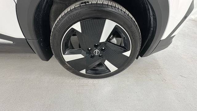 Certified 2025 Nissan Kicks SR image 9