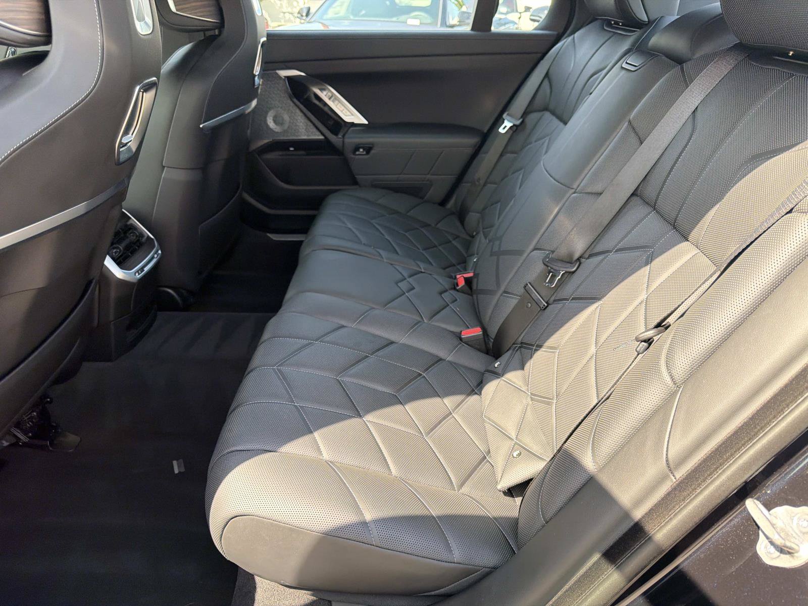 Used 2023 BMW i7 xDrive60 AWD/4WD image 12