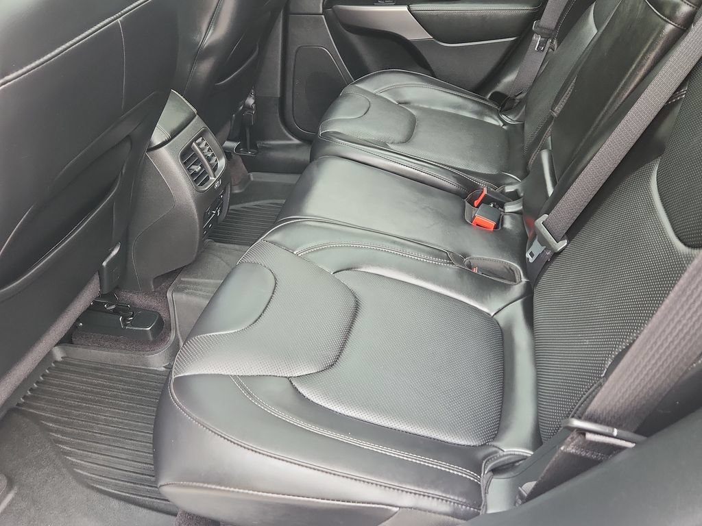 Used 2019 Jeep Cherokee Overland w/ Technology Group AWD/4WD image 9