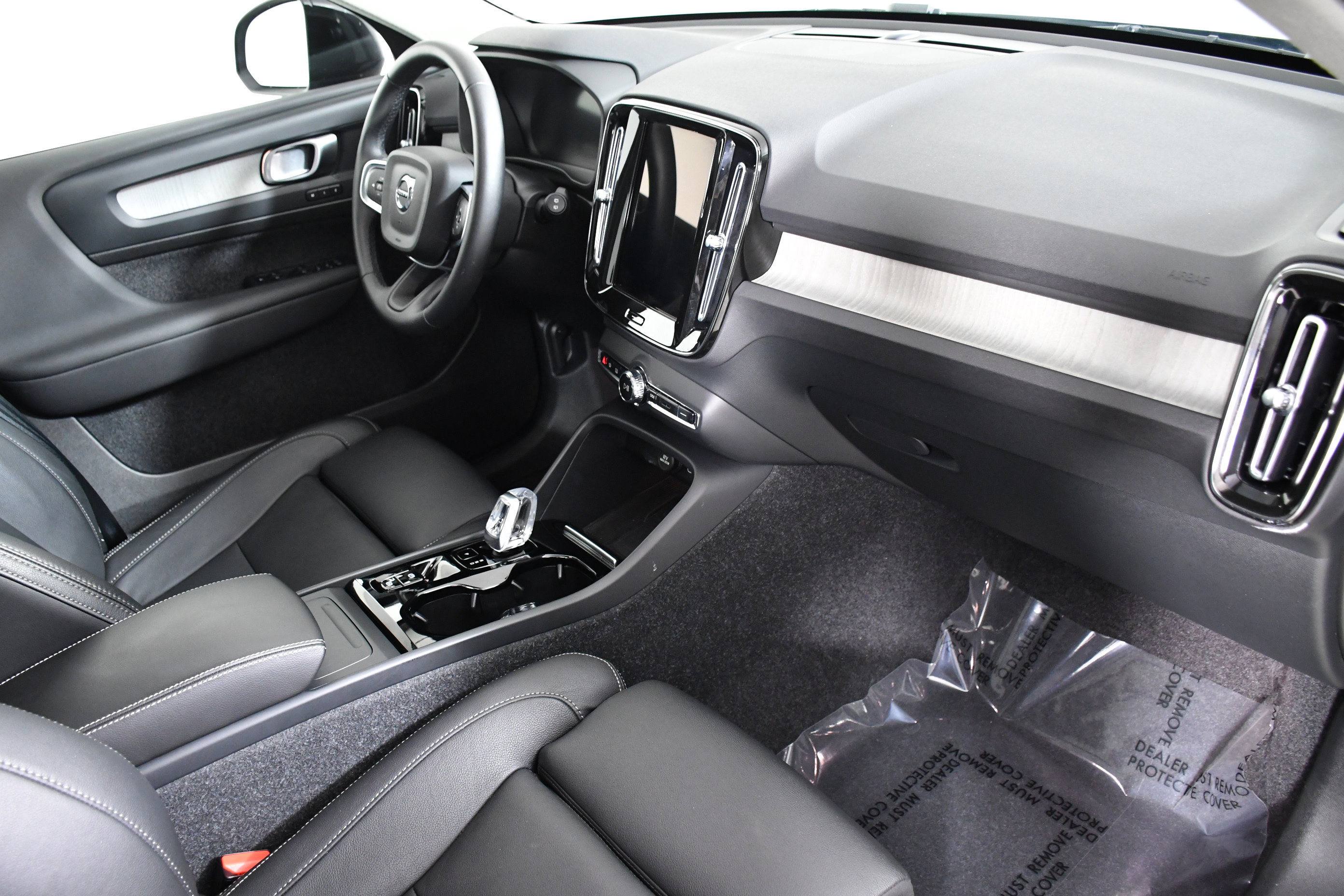 Used 2025 Volvo XC40 B5 Plus image 27