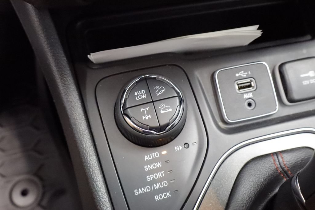 Used 2019 Jeep Cherokee Trailhawk w/ Comfort & Convenience Group AWD/4WD image 32
