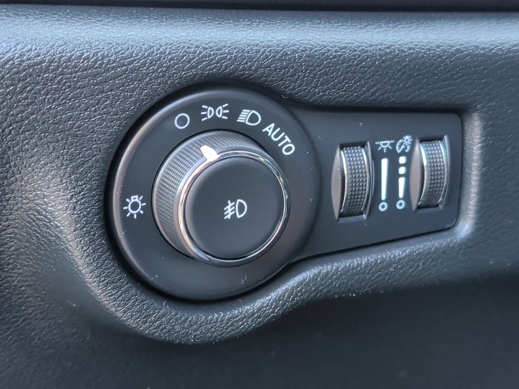 Used 2025 Chrysler Pacifica Select FWD image 14