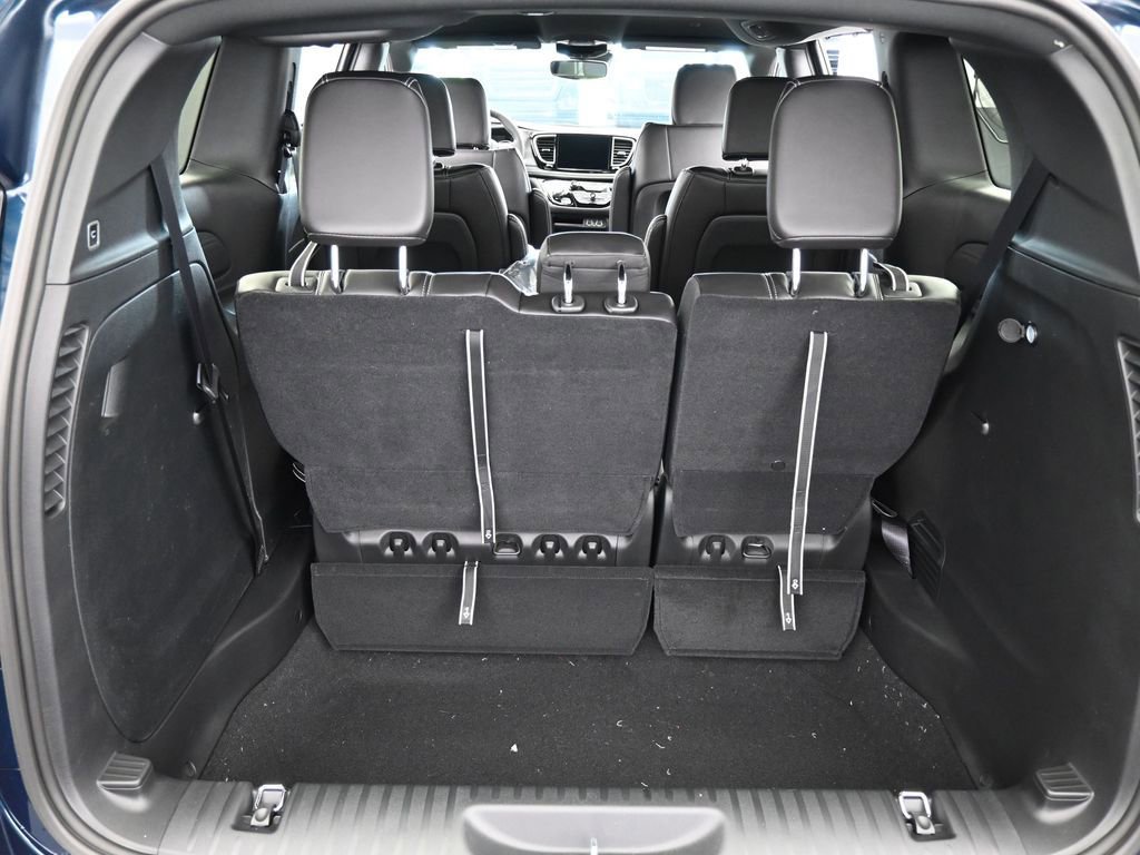 Used 2025 Chrysler Pacifica Select image 33