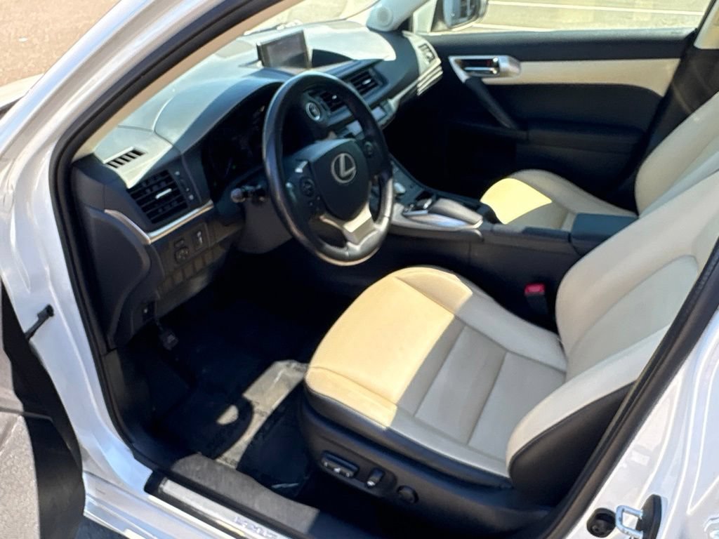 Used 2015 Lexus CT 200h w/ Navigation Package FWD image 13