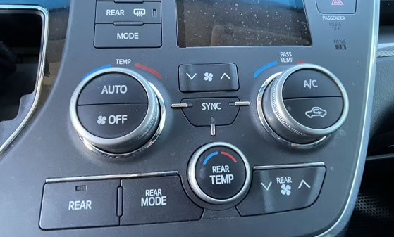 Used 2015 Toyota Sienna SE FWD image 11