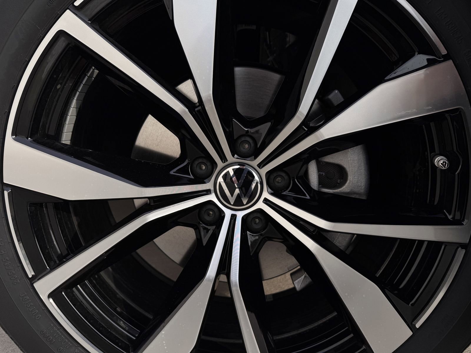 New 2026 Volkswagen Atlas SEL Premium R-Line image 9