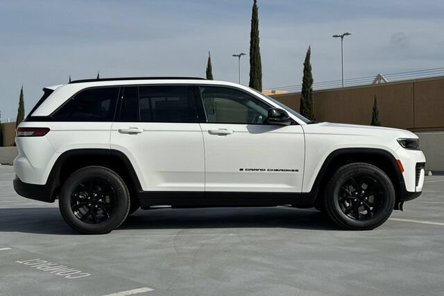 New 2026 Jeep Grand Cherokee Altitude AWD/4WD image 3