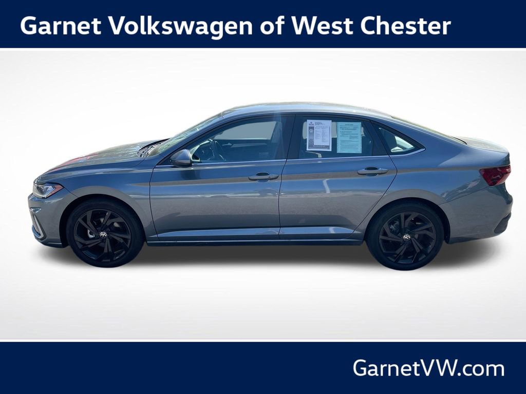 Certified 2025 Volkswagen Jetta SE w/ Black Wheel Package FWD image 2