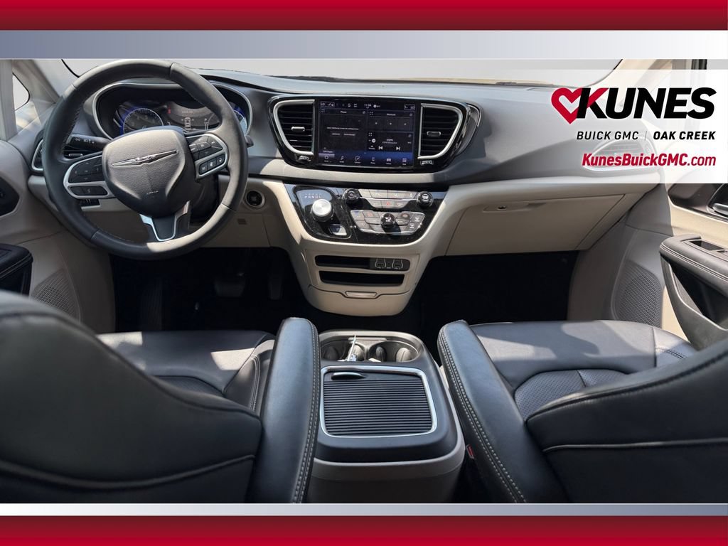 Used 2024 Chrysler Pacifica Touring-L FWD image 25