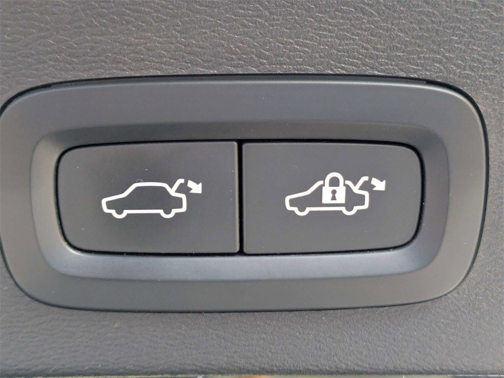 Used 2021 Volvo XC40 T5 Momentum w/ Protection Package Premier image 14