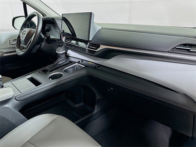 Used 2025 Toyota Sienna XLE image 29