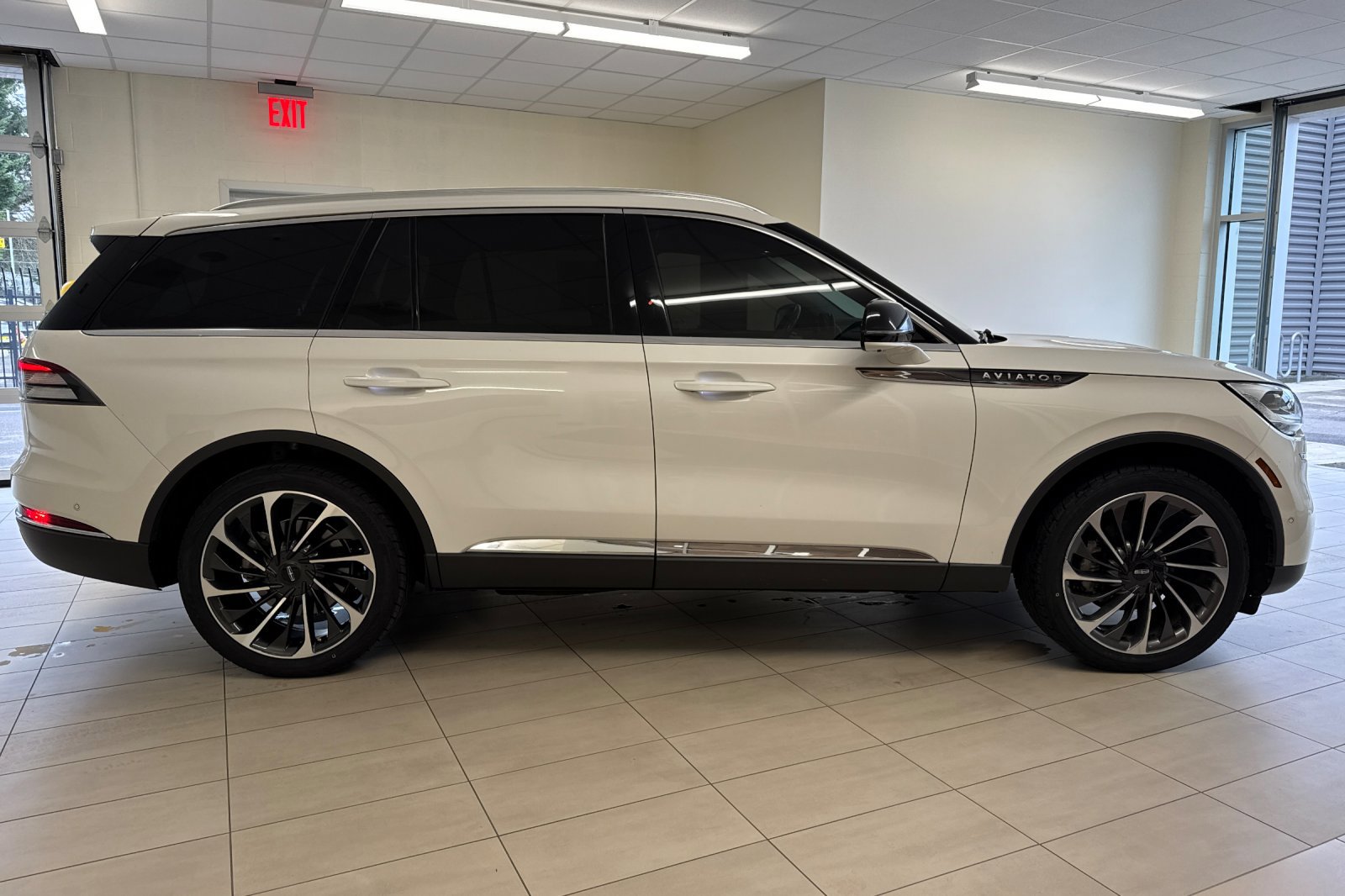 Used 2020 Lincoln Aviator Reserve w/ Equipment Group 202A image 3
