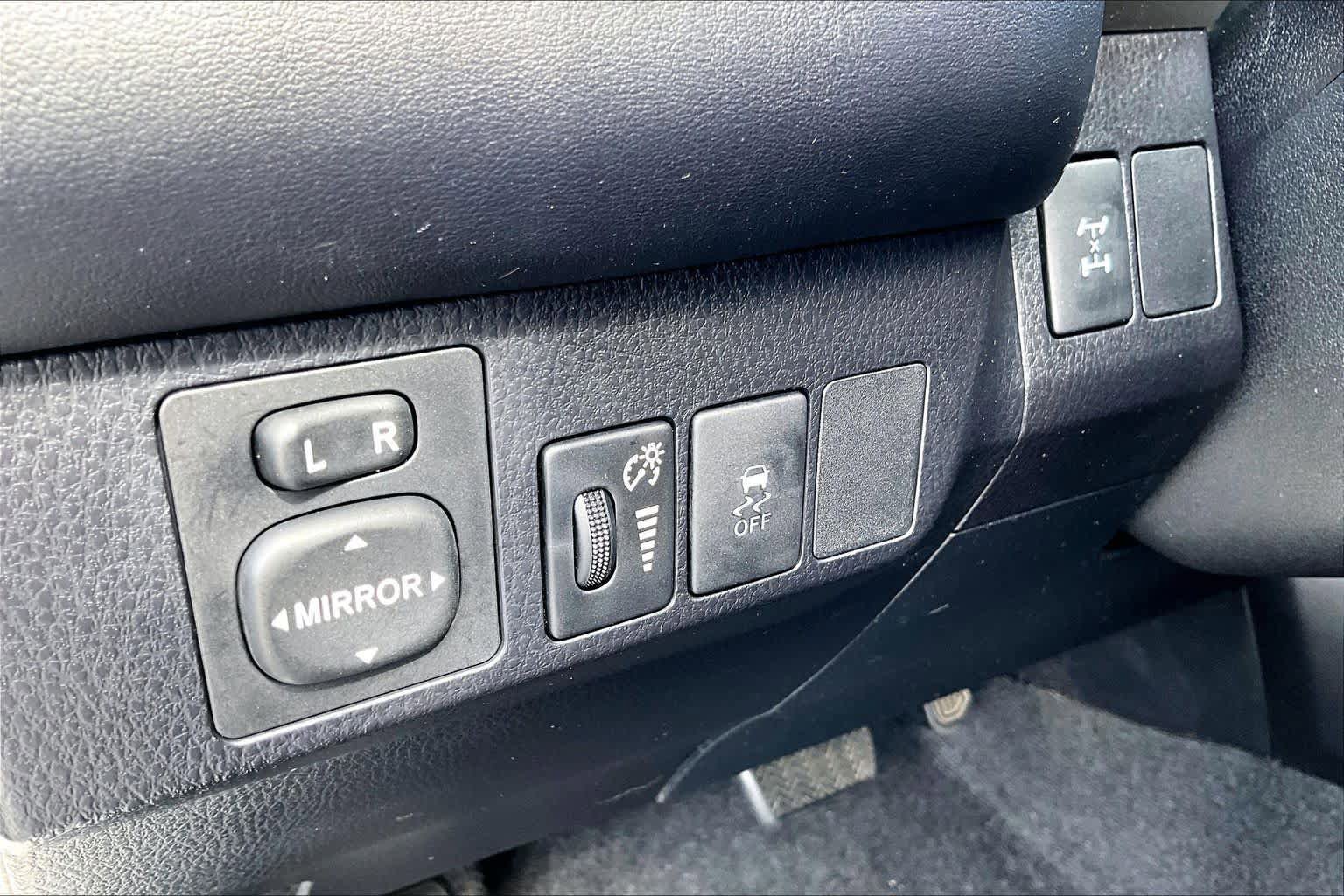 Used 2013 Toyota RAV4 XLE AWD/4WD image 32