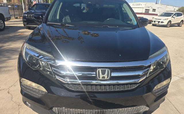 Used 2017 Honda Pilot Elite image 2