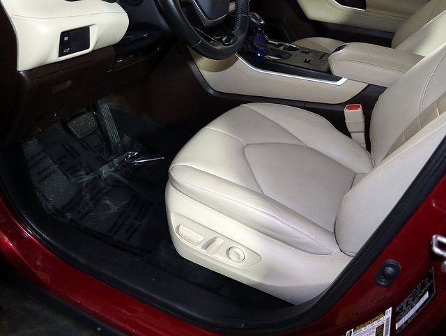 Used 2020 Toyota Highlander XLE image 25