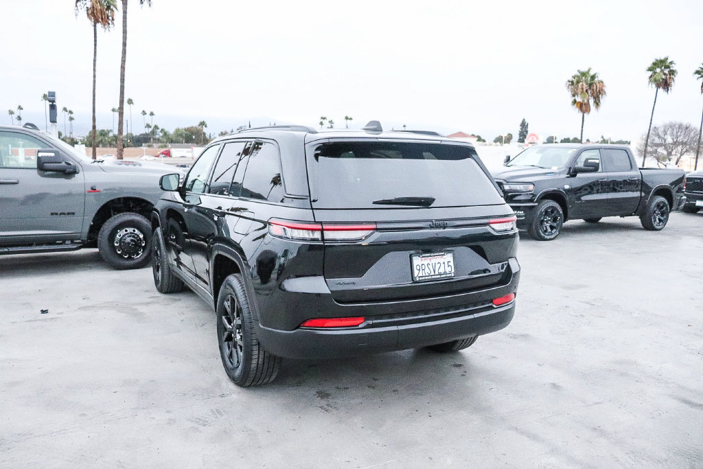 Used 2025 Jeep Grand Cherokee Altitude AWD/4WD image 7