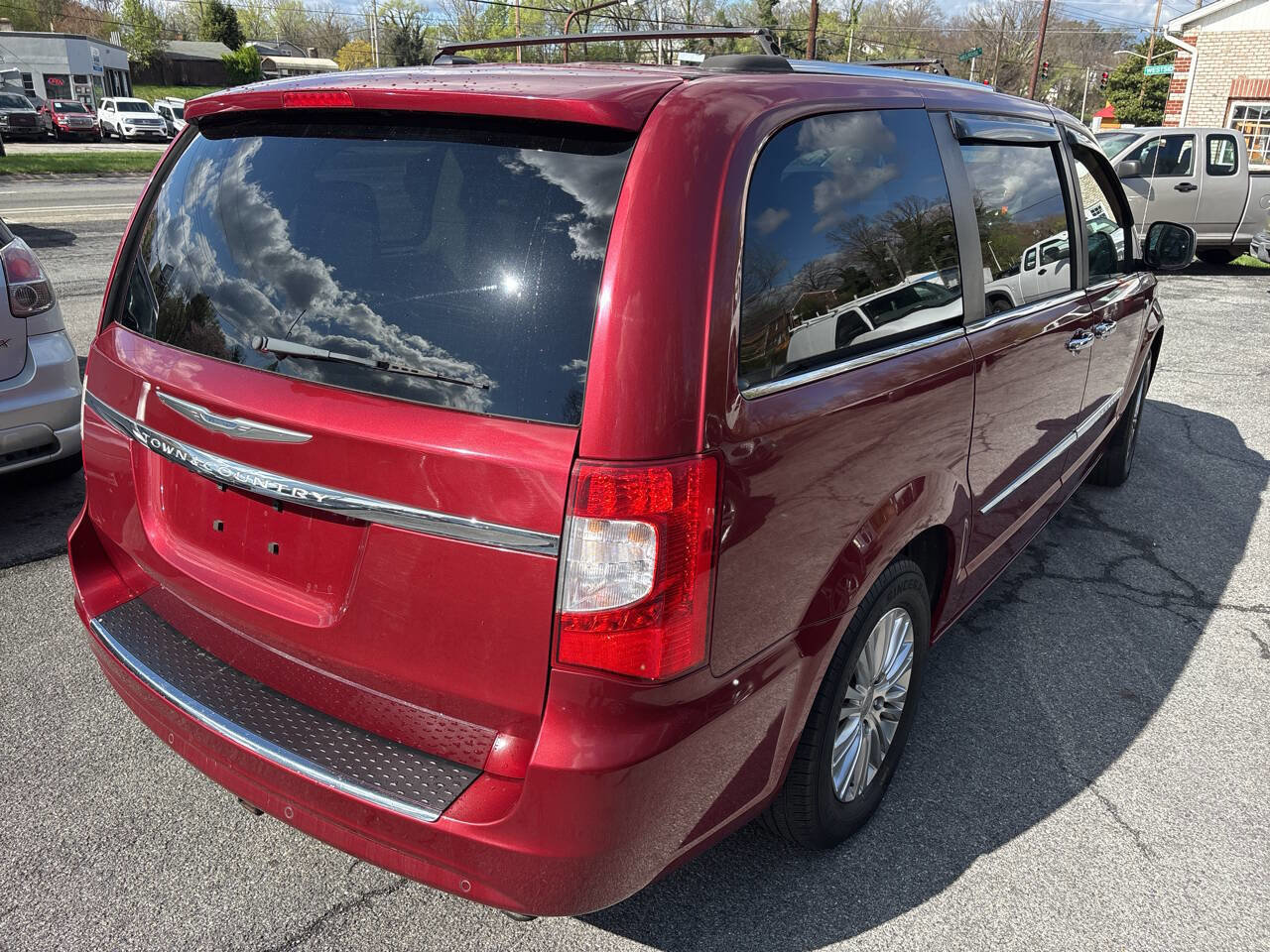 Used 2014 Chrysler Town & Country Touring-L image 10
