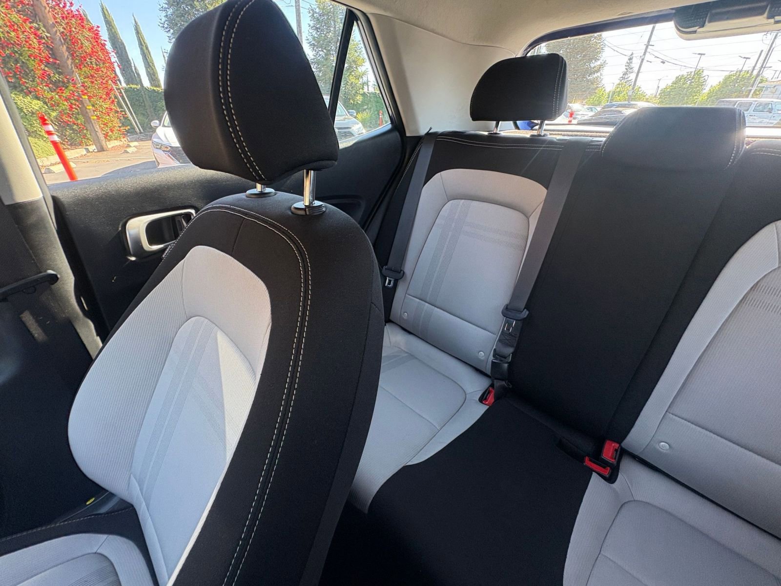 Used 2025 Hyundai Venue SEL image 39