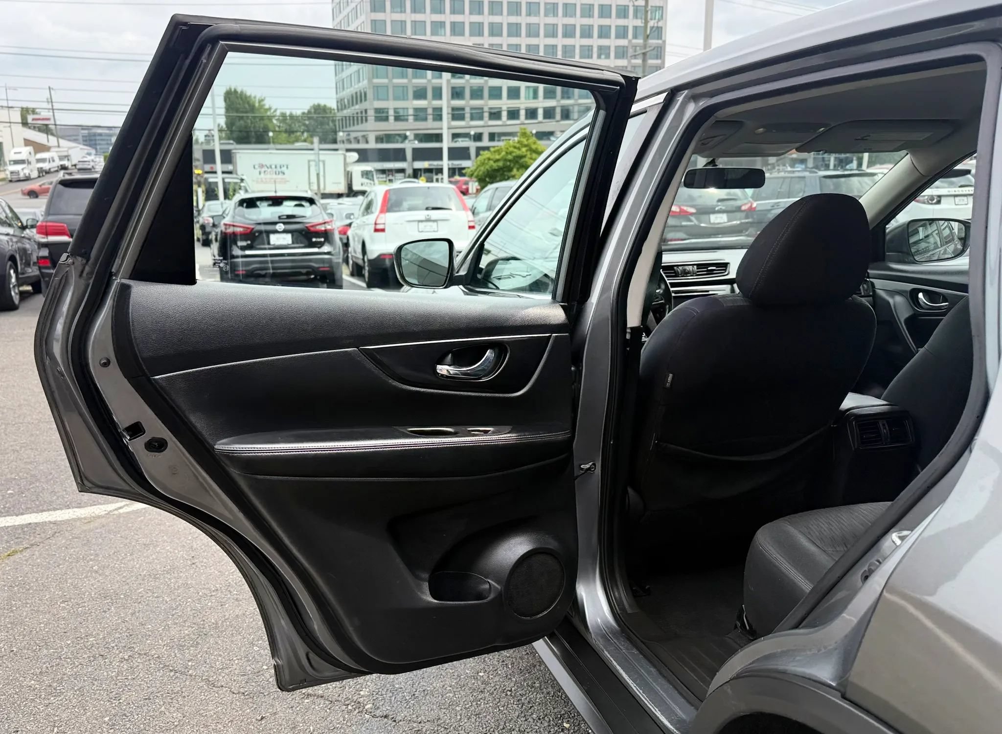 Used 2018 Nissan Rogue S AWD/4WD image 23