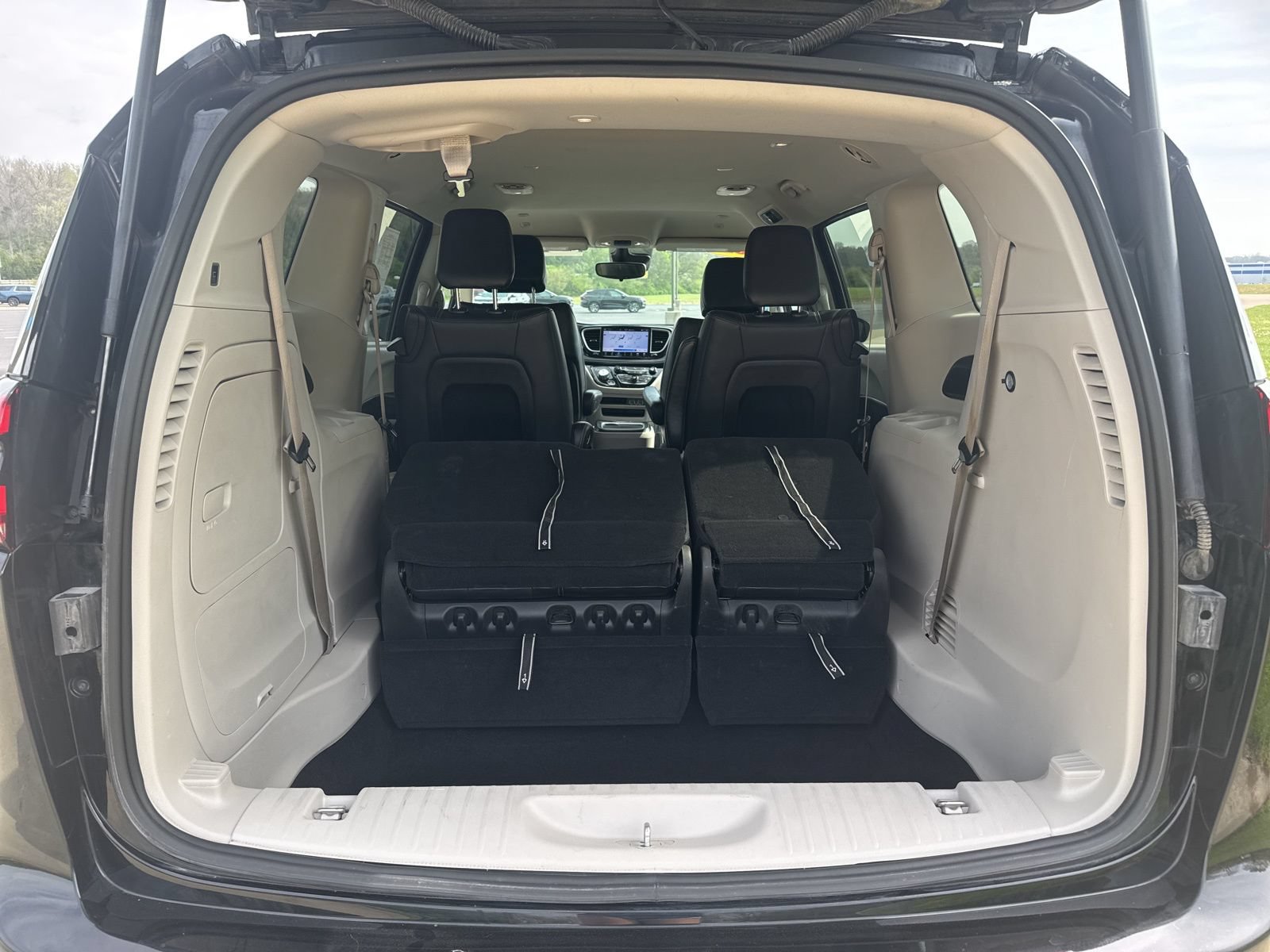 Used 2024 Chrysler Pacifica Limited FWD image 12