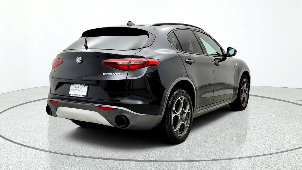 Used 2023 Alfa Romeo Stelvio Ti AWD/4WD image 5