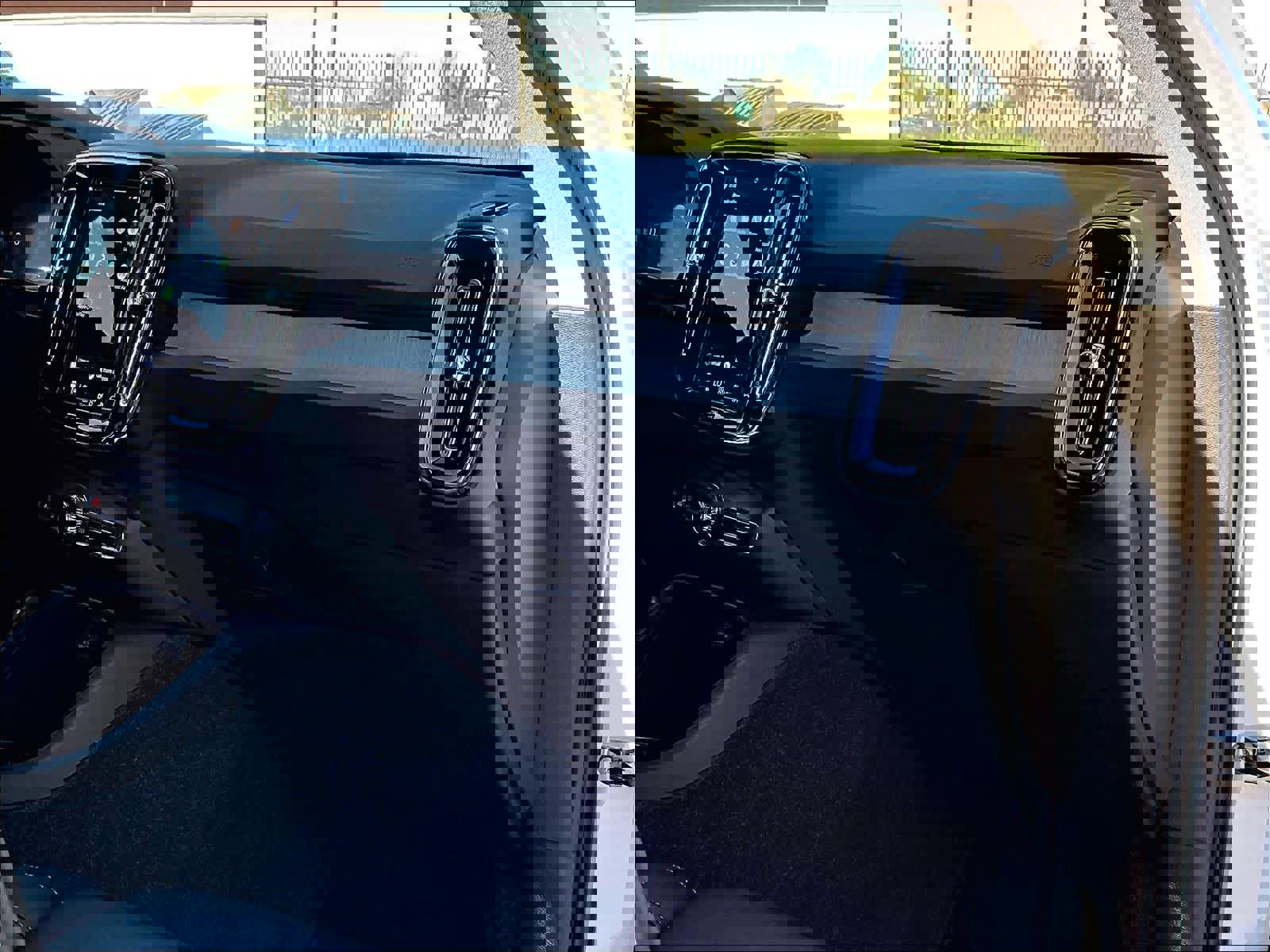 Used 2025 Volvo XC40 B5 Plus image 18