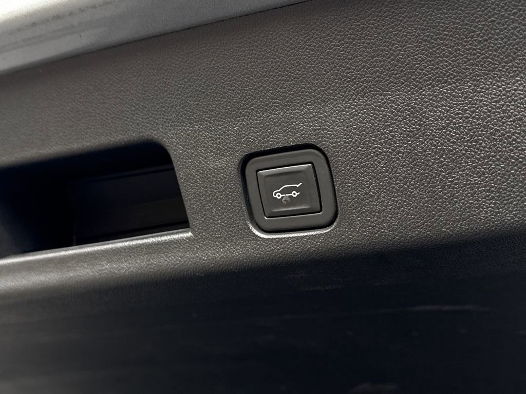 Used 2024 Chevrolet Traverse LT image 16